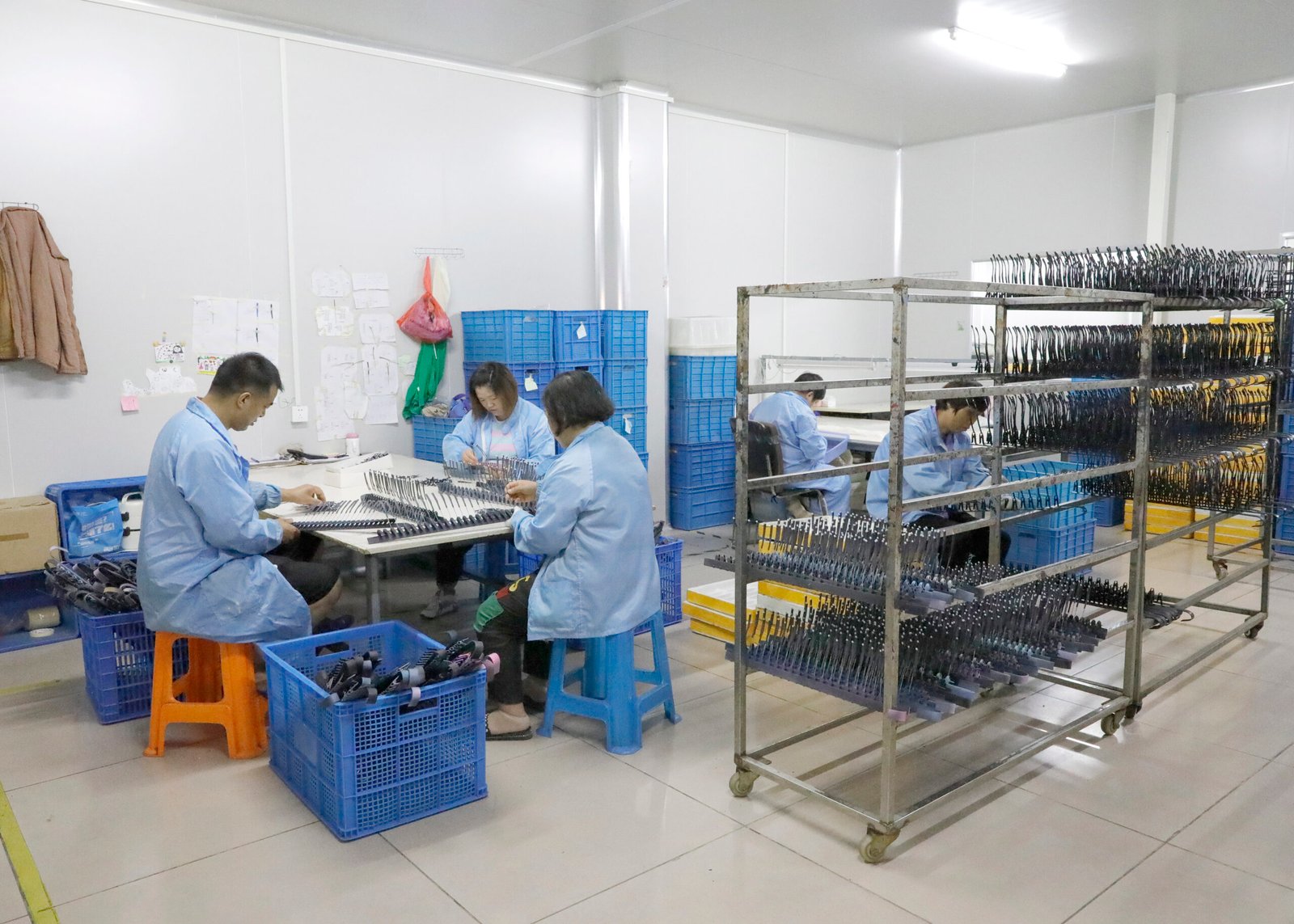 Injection molding and hand assembly at the Daiqi Glasses Nanchang manufacturing facility