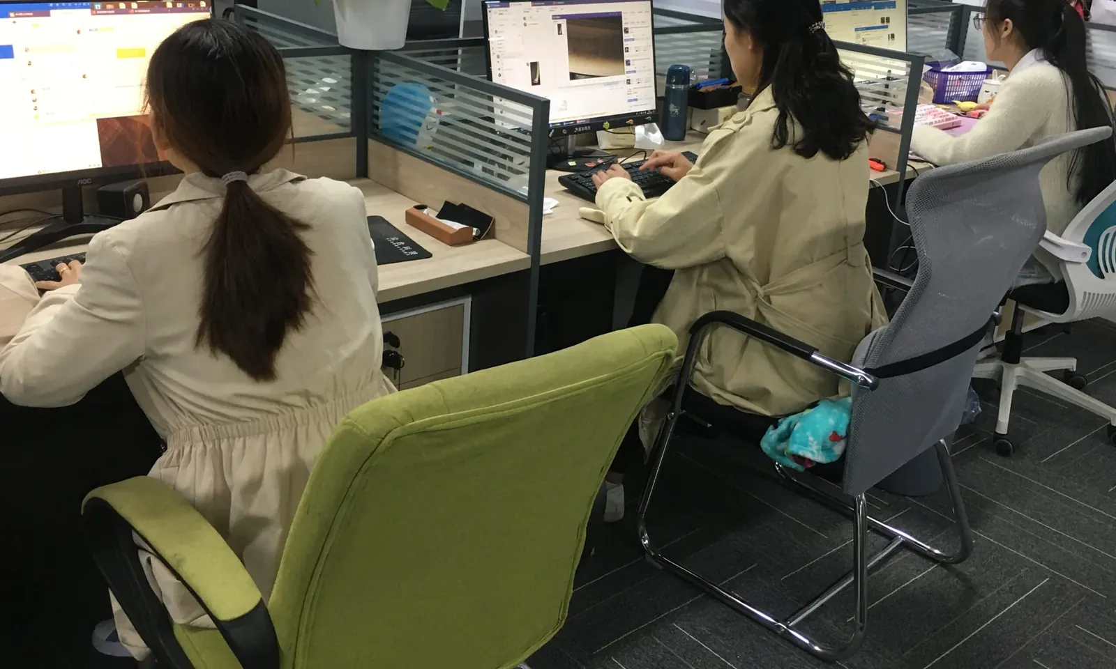 DAQRI international trade team handling wholesale eyewear enquiries in the export office