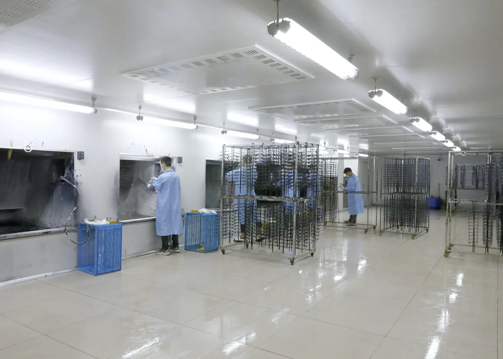 Spray painting and finishing workshop with water-curtain booths for eyewear frames